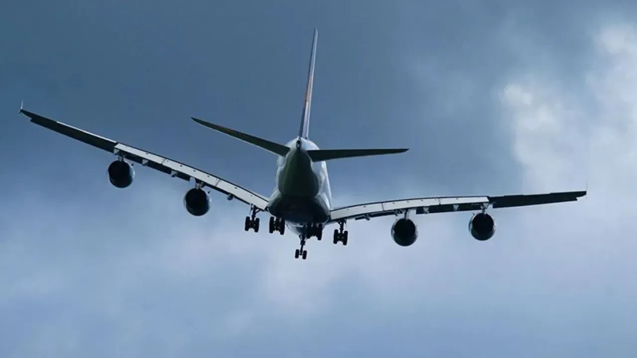 Hava Trafigine Saganak Ve Firtina Engeli Cok Sayida Ucak Seferi Iptal Edildi 3291092