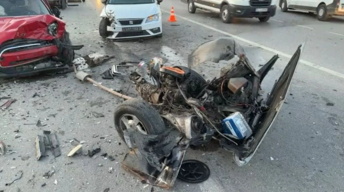 Izmir De Uc Aracin Karistigi Zincirleme Kaza 19641414 Amp (1)