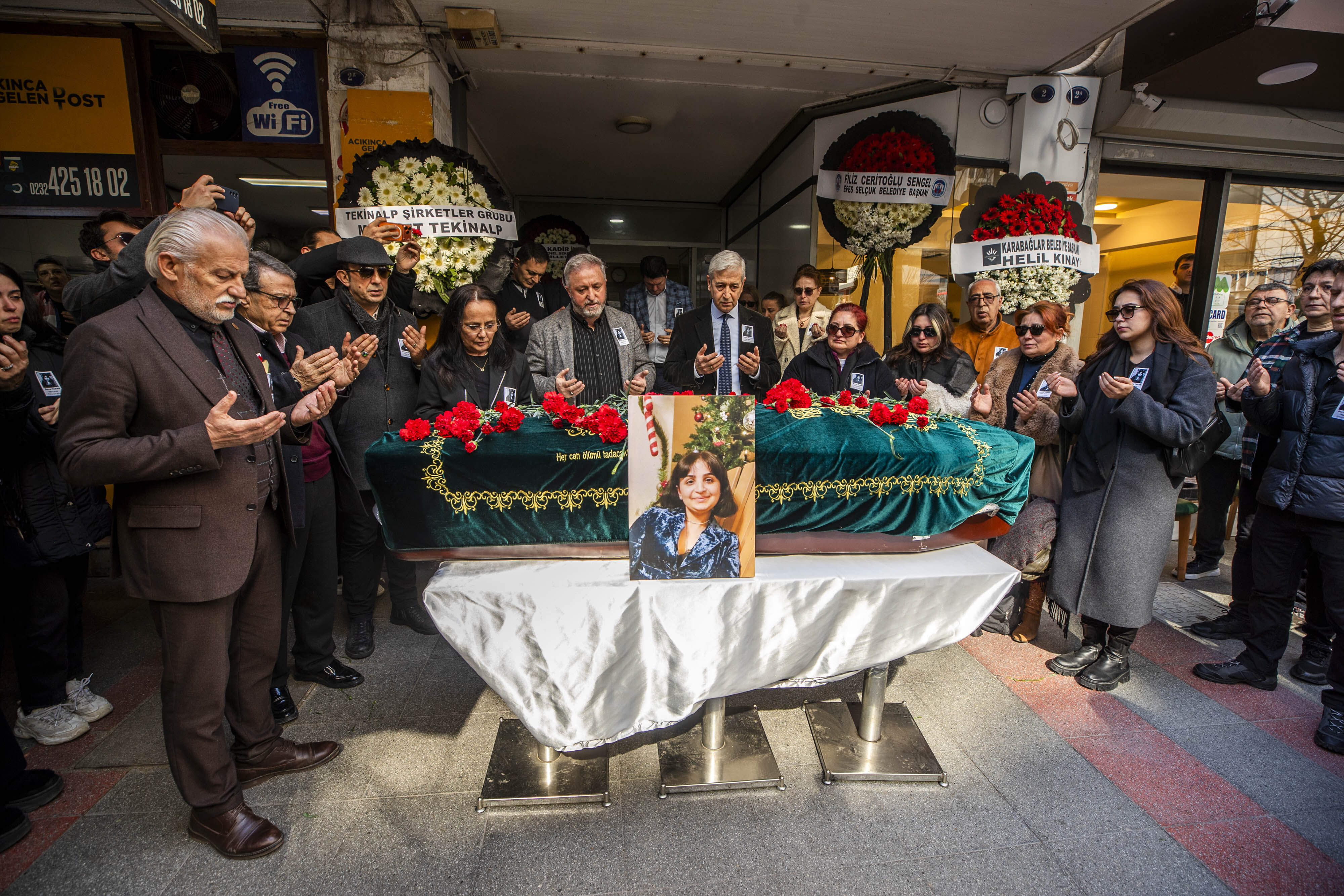 Meslektaşimiz Burcu Yanar Alkişlarla Son Yolculuğuna Uğurlandi (4)