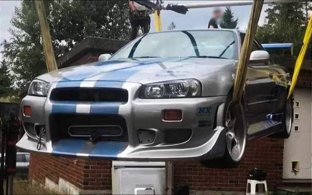 Paul Walker Ve Gümüş Rengi Nissan Skyline R34 Gt R,