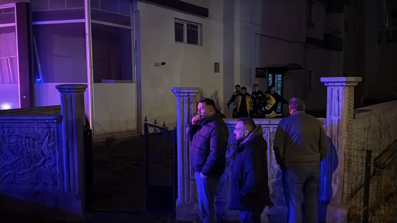 Sivasta Aile Ici Vahset Baba Ve Oglu Oldu Babaanne Yaralandi 3288309 202603152106 1