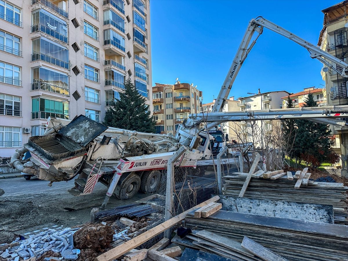 Usak Ta Beton Pompasinin Altinda Kalan Isci O 19655217 Amp