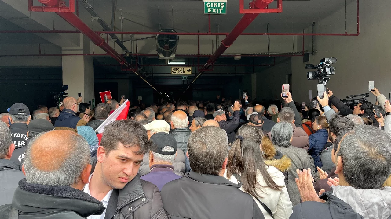 317802 Bursa Buyuksehir Belediye Meclisi Onunde Arbede Chp Li Grup Belediye Binasina Girdi 69D763C5006F0