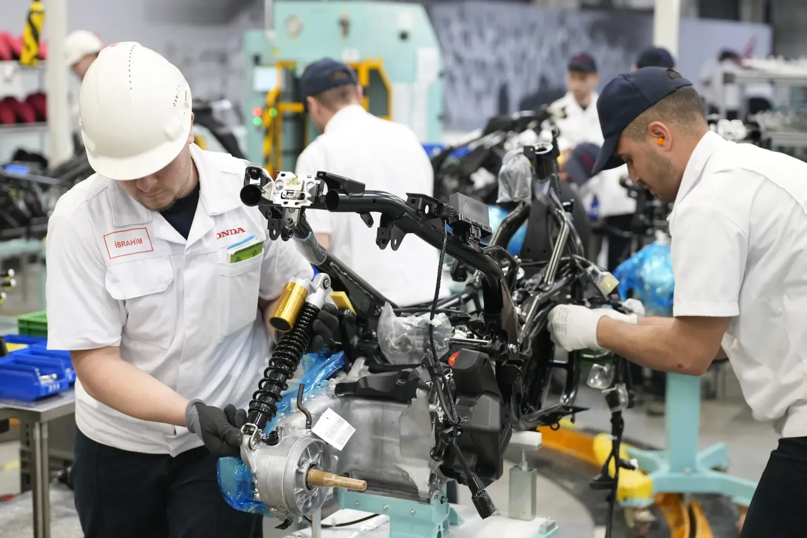 Aliagada Motosiklet Fabrikasi Uretime Basladi 300 Kisiye Istihdam Saglayacak 8