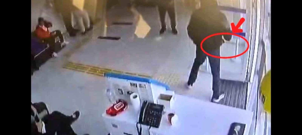 Banka Subesinde Satirla Gasp Girisimi Maskeli 19730282 Amp