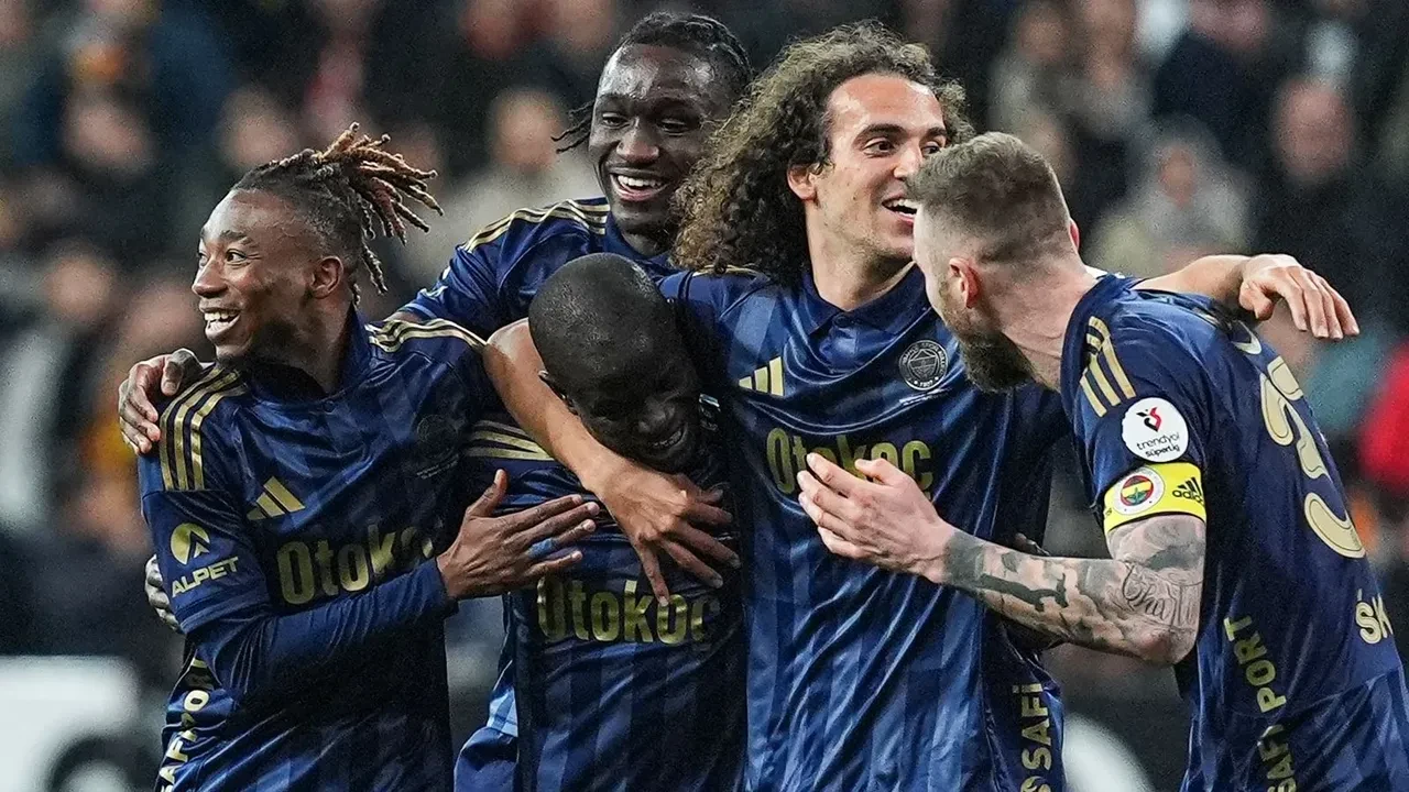 Fenerbahçe'de yaprak dökümü başladı: 17 isim ile yollar ayrılacak