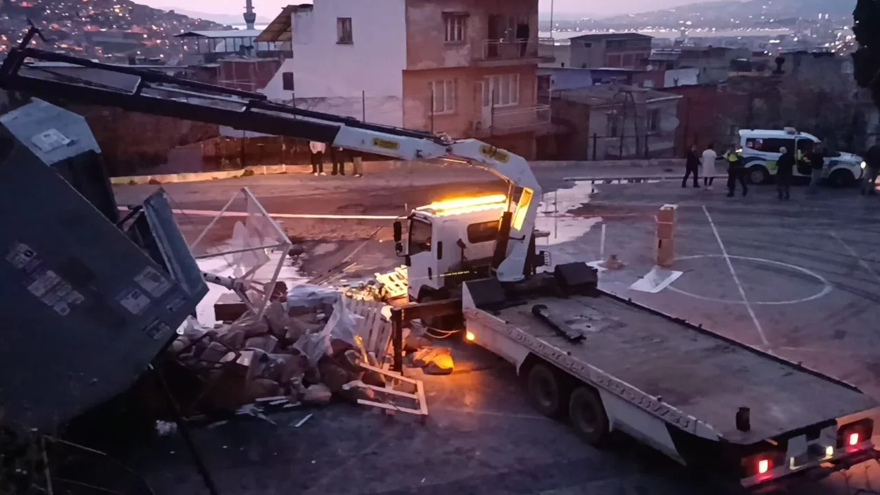 Freni Bosalan Kamyon Trafoya Carpip Okul Bahcesine Dustu 1 Yarali