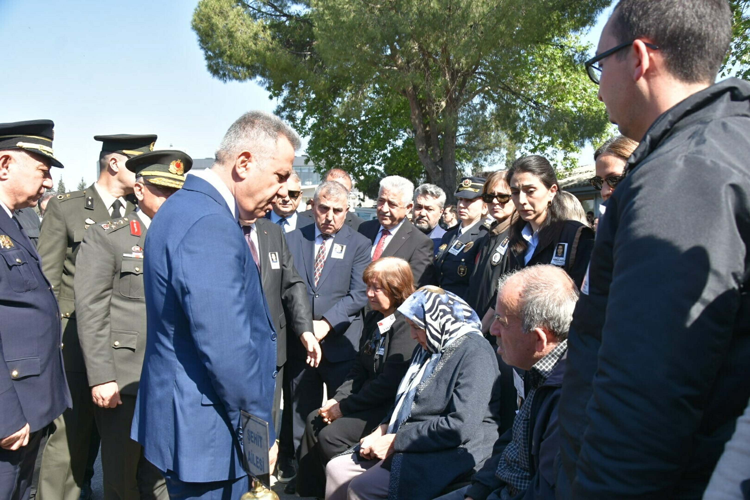 I Z M I R D E K I K A Z A D A S E H I T O L A N P O L I S M E M U R 1285685 382539