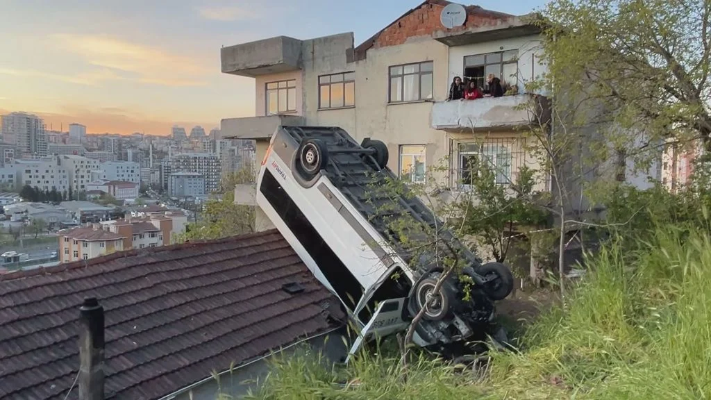 Kagithane De Okul Servisi Takla Atip Evin Catisina Dustu-1