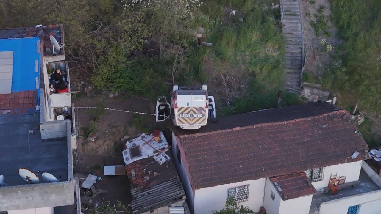 Kagithane De Okul Servisi Takla Atip Evin Catisina Dustu