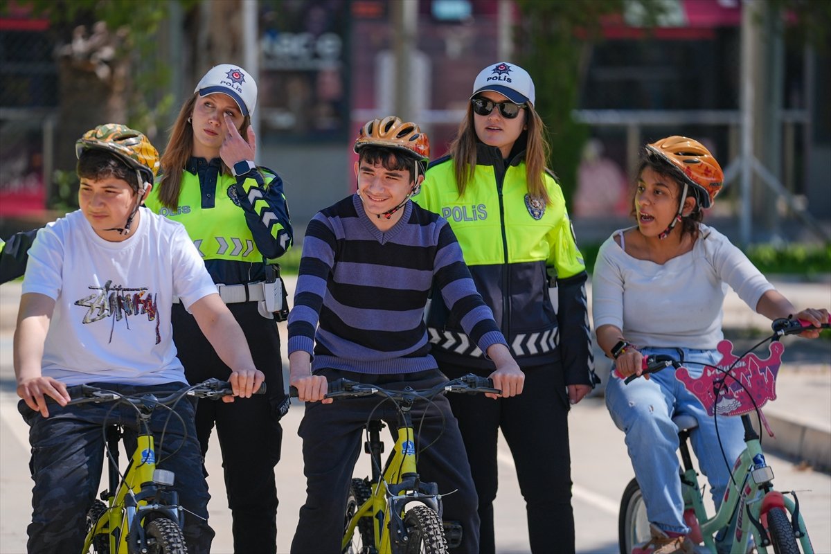 Kazada Sehit Olan Trafik Polisinin Esi Ogrencilere Trafik Bilinci Asiliyor 3A2Cfcc35811