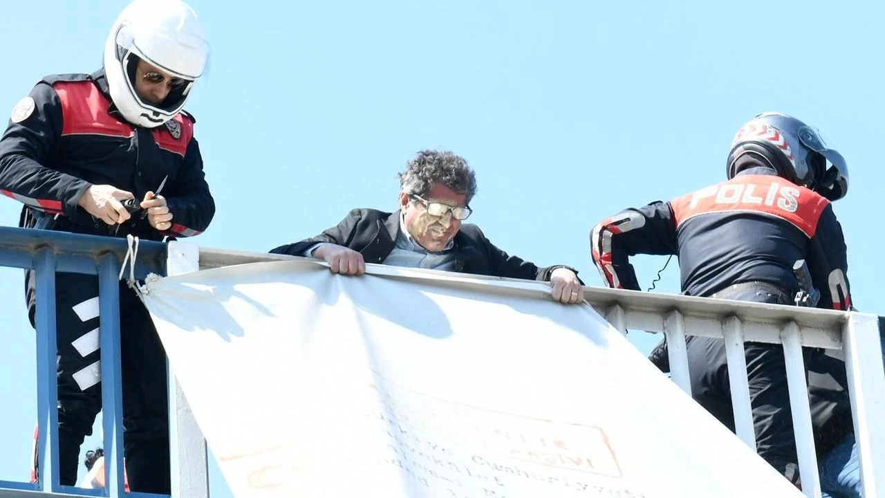 Meslek Fabrikasinda Kriz Buyuyor Pankart Asmak Isteyen Chpli Yonetici Hastanelik Oldu