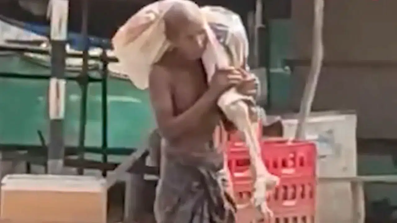 Onb1 Hindistanda Inanilmaz Olay Banka Gorevlileri Isteyince Kardesinin Iskeletiyle Subeye Gitti