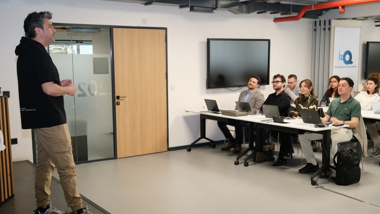 Ozan Sihay Ders Anlatırken