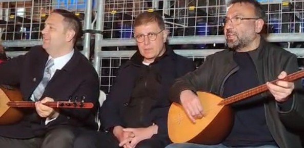 Meslek Fabrikası Direnişine sazlı destek