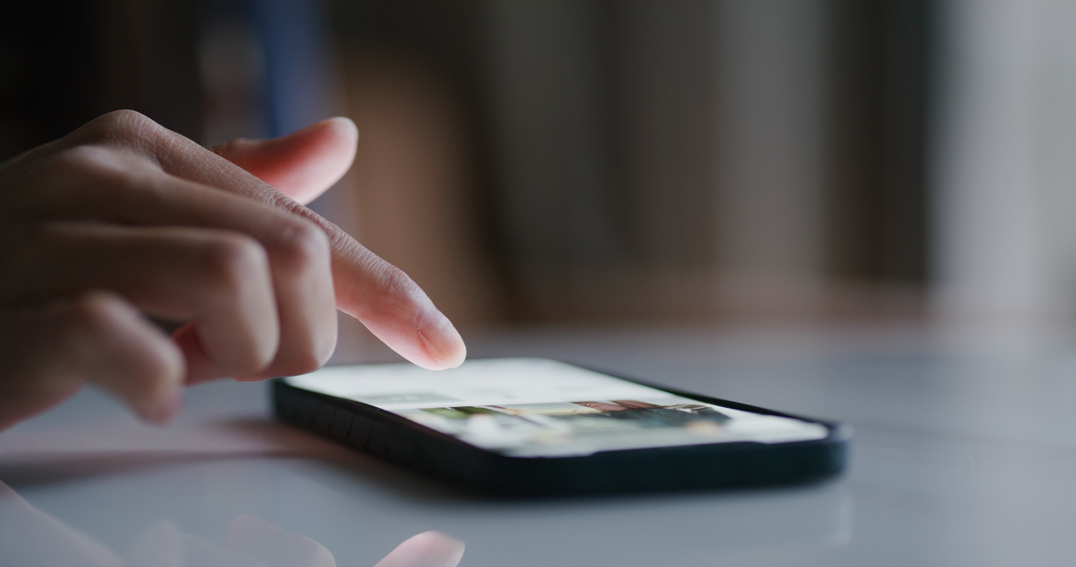 Woman Use Of Mobile Phone On Table 2026 03 24 22 02 01 Utc