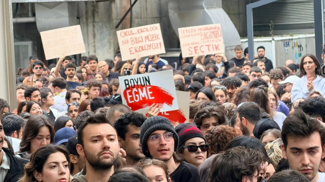 Bilgi Universitesinde Kilit Kirildi Ogrenciler Eylem Yapti Yzfx
