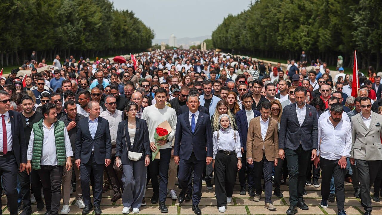 Chp Genel Baskani Ozgur Ozel Genclerle Anitkabire Yuruyecek