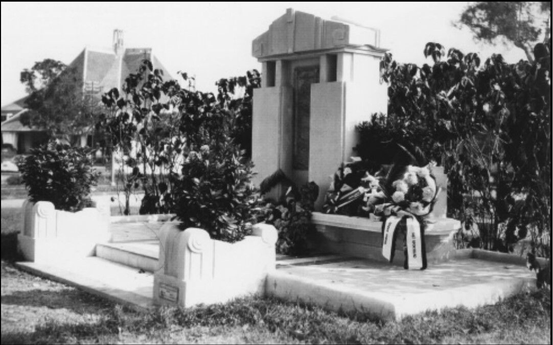 Hüsni Monumen