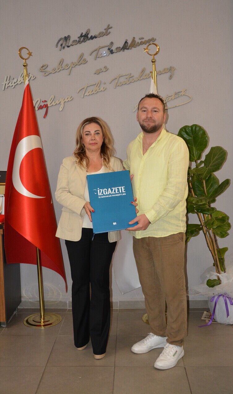 İz Gazete 10. Yilina Özel Almanaği İlk İgc'ye Hedi̇ye Etti̇ (1)