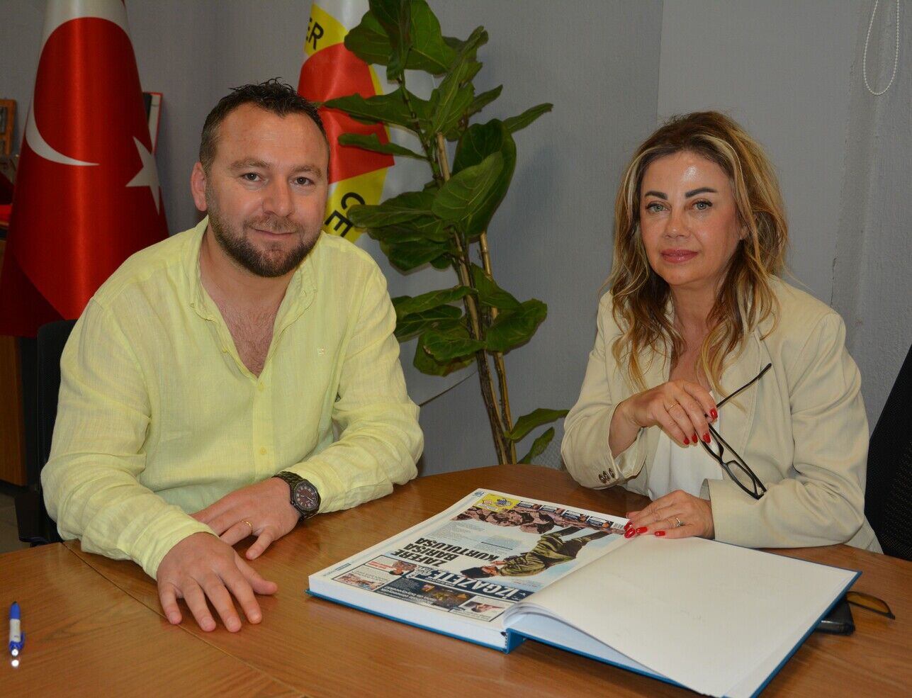 İz Gazete 10. Yilina Özel Almanaği İlk İgc'ye Hedi̇ye Etti̇ (2)