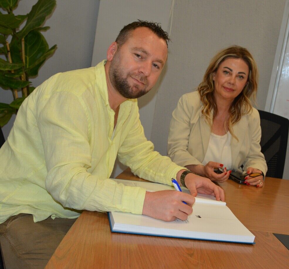 İz Gazete 10. Yilina Özel Almanaği İlk İgc'ye Hedi̇ye Etti̇ (3)