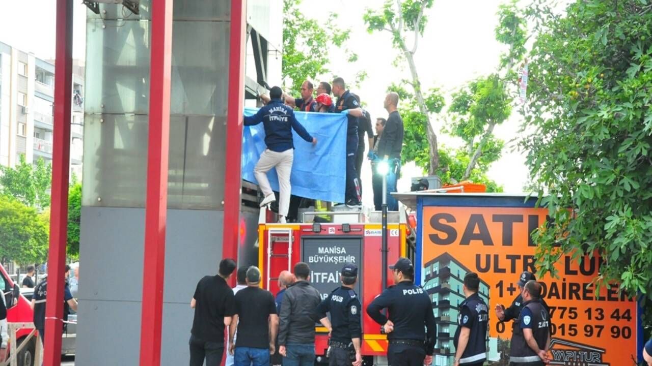 Manisa Da Asansor Ile Koruma Demirleri Arasinda Sikisan Genc Hayatini Kaybetti