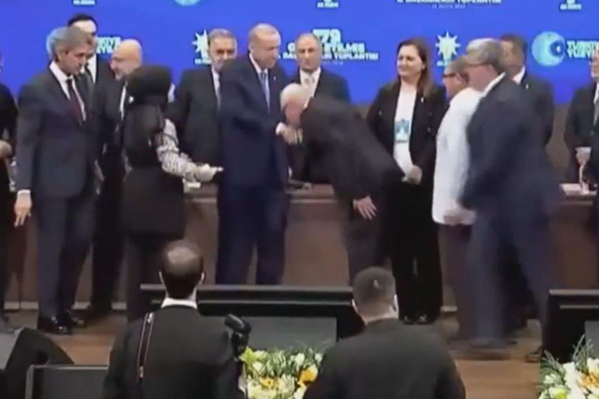Rozeti Takti Cumhurbaskani Erdoganin Elini Optu 47Af351Fde Amp