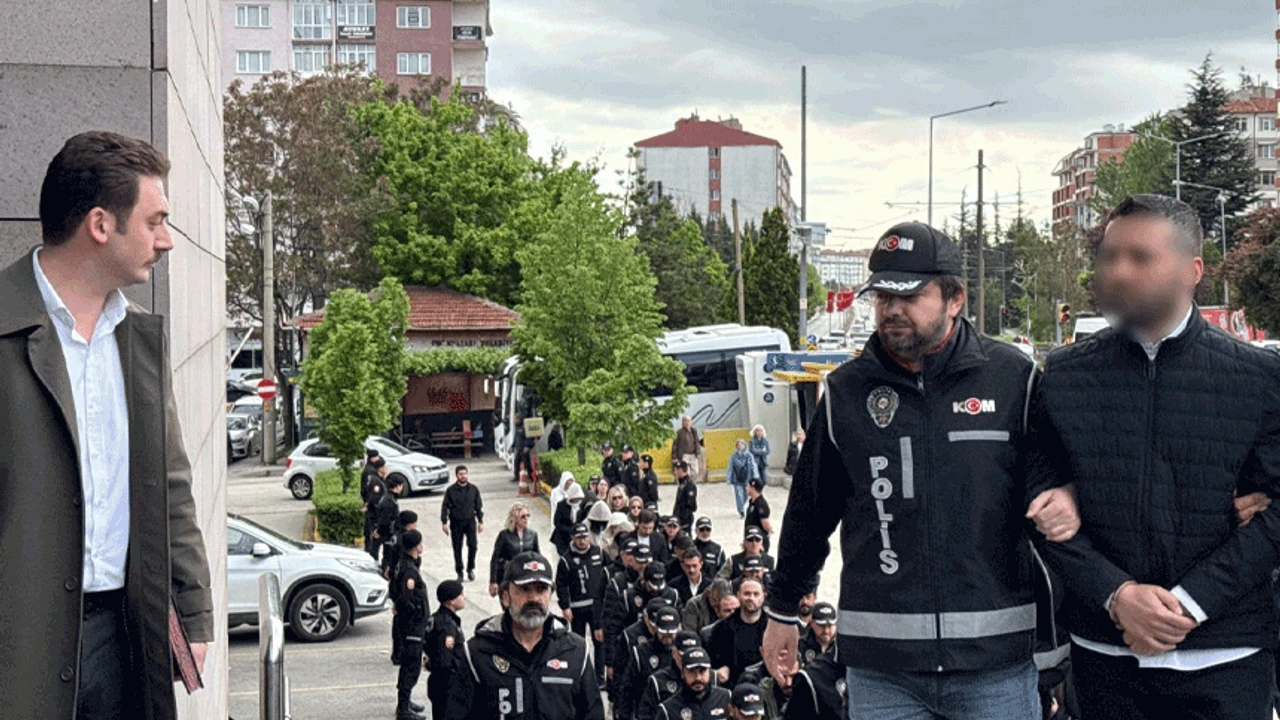Tepebasi Belediyesi Operasyonunda 15 Kisi Tutuklandi