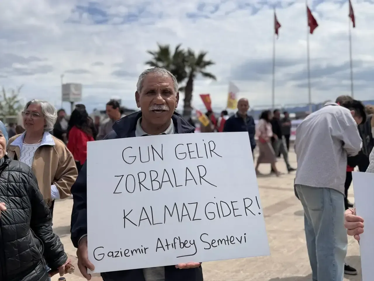 Tkp Izmir Bostanli Da 1 Mayis I Karsiladi 2