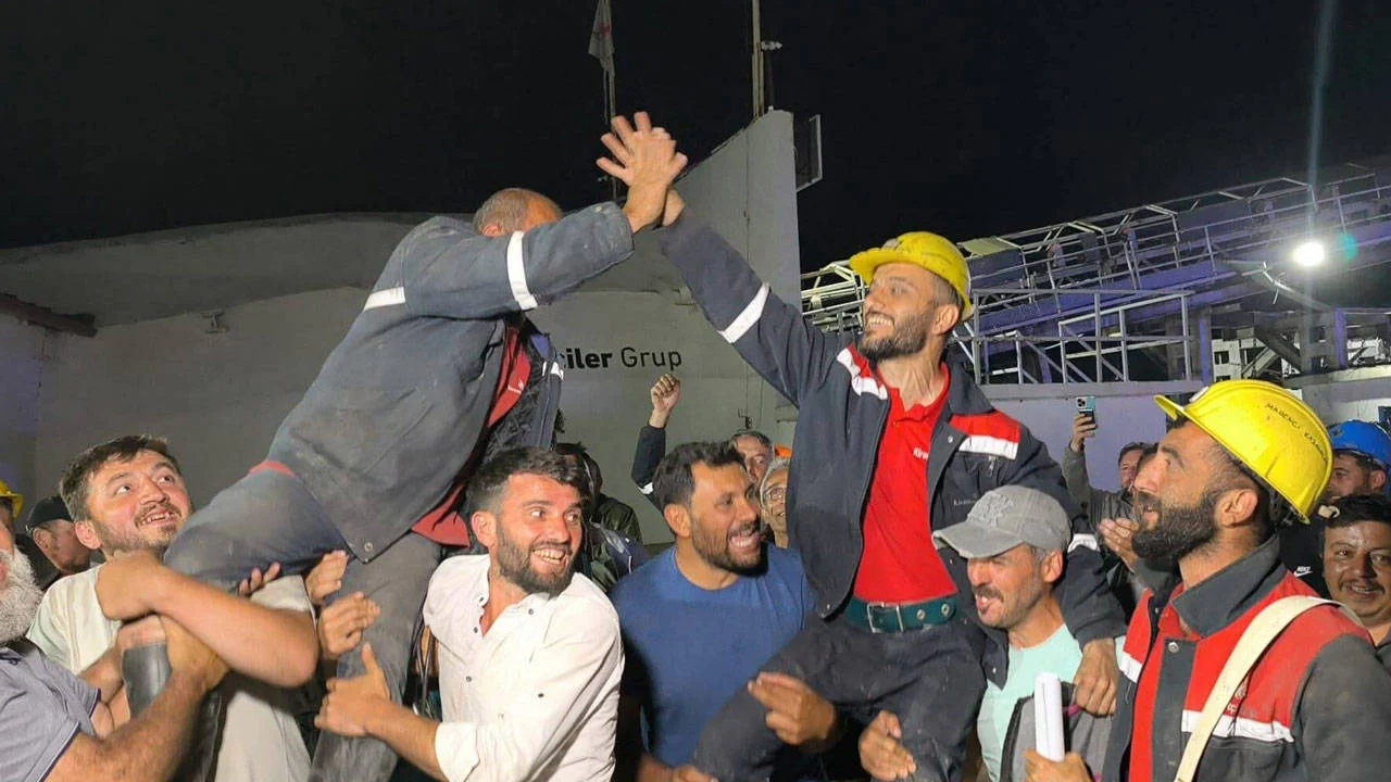 27 Gundur Direniste Olan Ozsen Madencilik Iscileri Kazandi Madenciler Yeryuzune Cikti.jpg