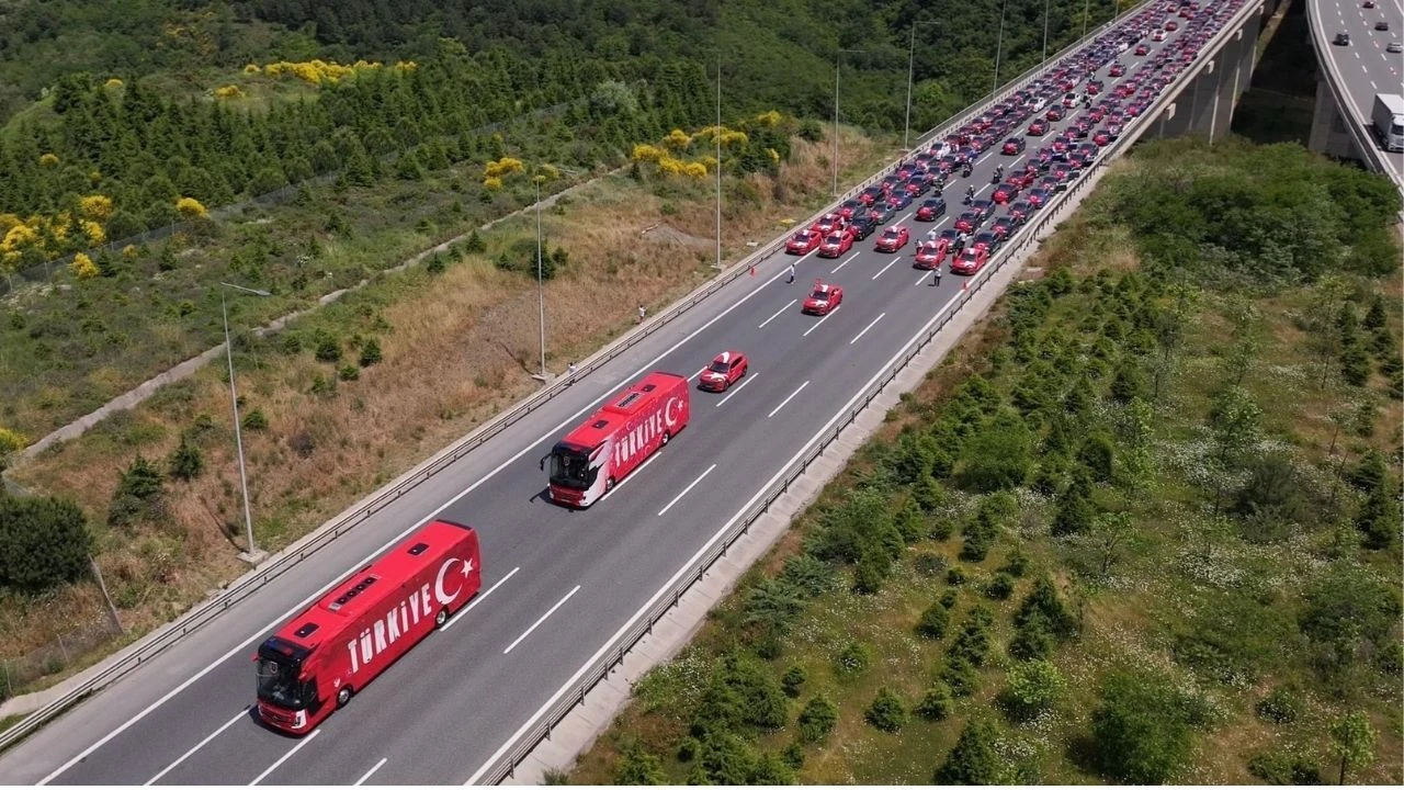 A Milli Takım'a Togg'lu Uğurlama Konvoyu