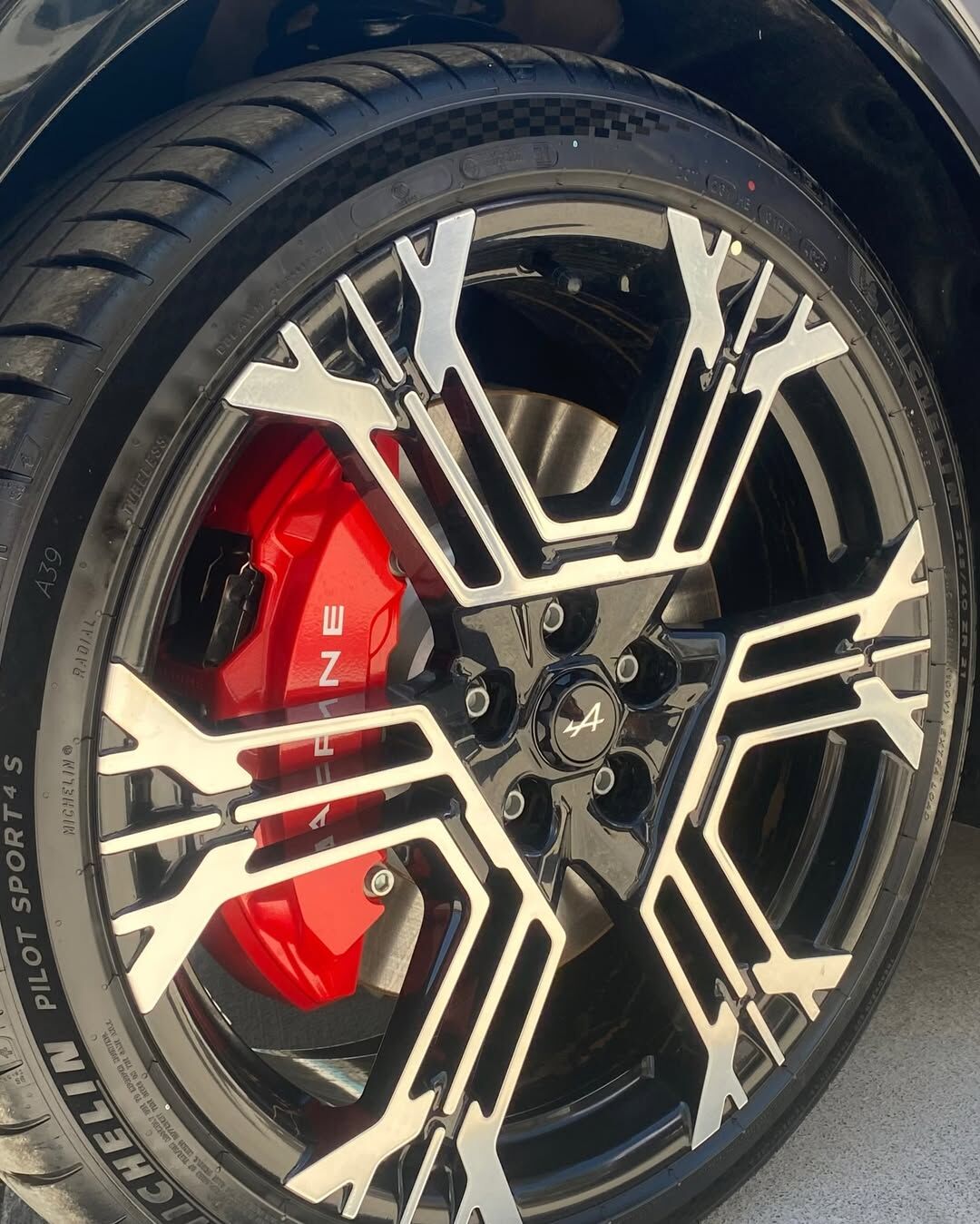 Alpine A390 Türkiye’de Ilk Kez Çeşme Oto Show’da Görücüye Çıktı . Mai̇s A.ş. İzmir Şube Müdürlüğ