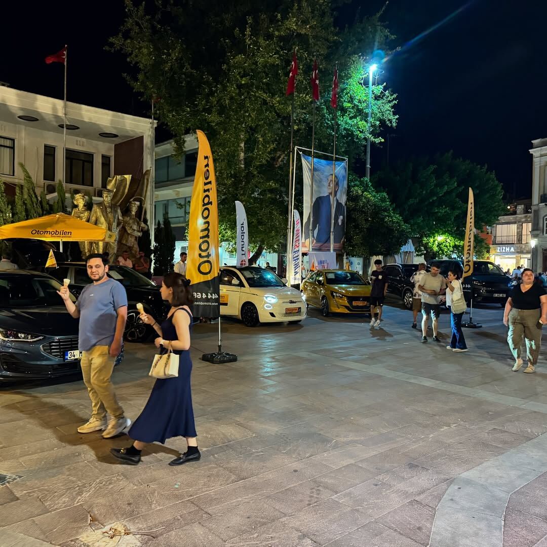 Çeşme Cumhuriyet Meydanı, 1. Çeşme Oto Show Etkinliğine Ev Sahipliği Yapıyor. İlk Kez Düzenlenen