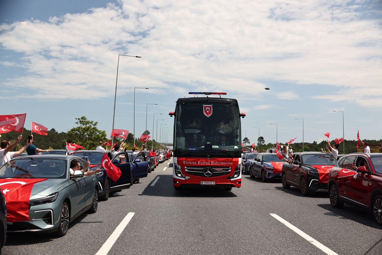 Milli Takım Türk Bayraklı Konvoyu