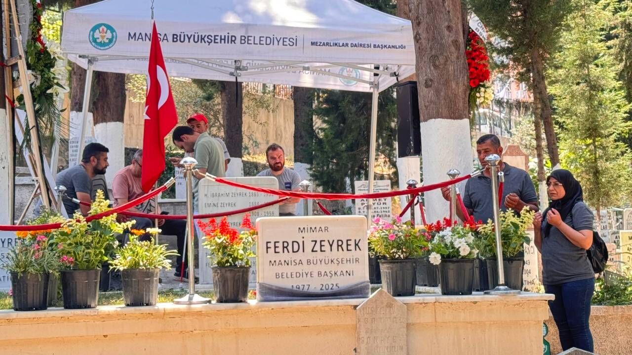 Olumunun Birinci Yilinda Yurttaslar Ferdi Zeyrek In Mezarini Bos Birakmadi Simdi Dagittigi Sevgiyi Topluyor