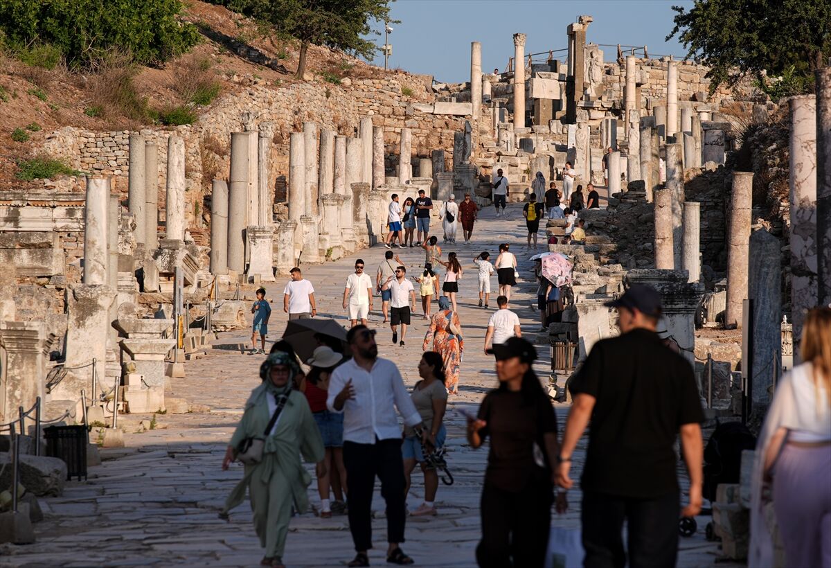 Aa 20260721 42027195 42027171 Antik Dunyanin Onemli Merkezlerinden Biri Efes Antik Kenti (1)