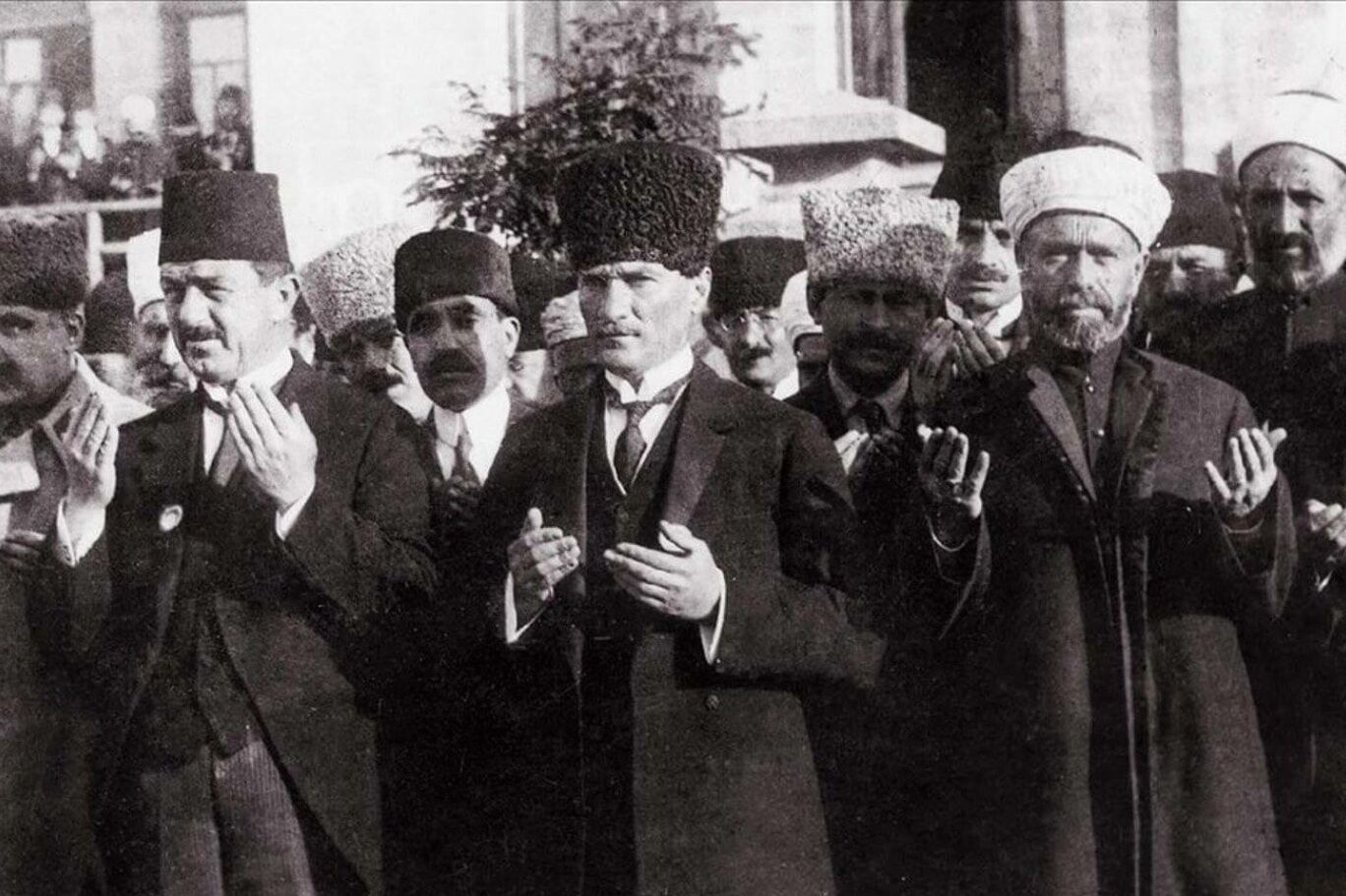 Mustafa Kemal Ataturk Haci Bayram Veli Camii 1920 04 21Jpg K9Q T V Kr3 E C U2 S80 Du3Vxg