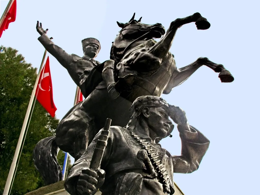 0X0 Heykeltras Tankut Oktemin Sergisi Izmirde 1508845561783