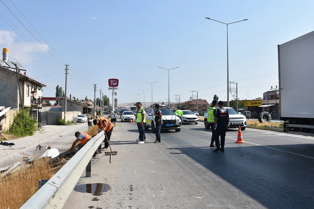 Afyonkarahisar Da Yolcu Otobusu Kamyonete Carpti 1 Kisi Oldu 15 Kisi Yaralandi