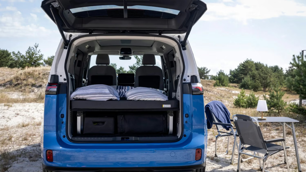 Vw Id Ev 2026 Yeni Beyaz Ve Mavi Arkadan Görünüşü