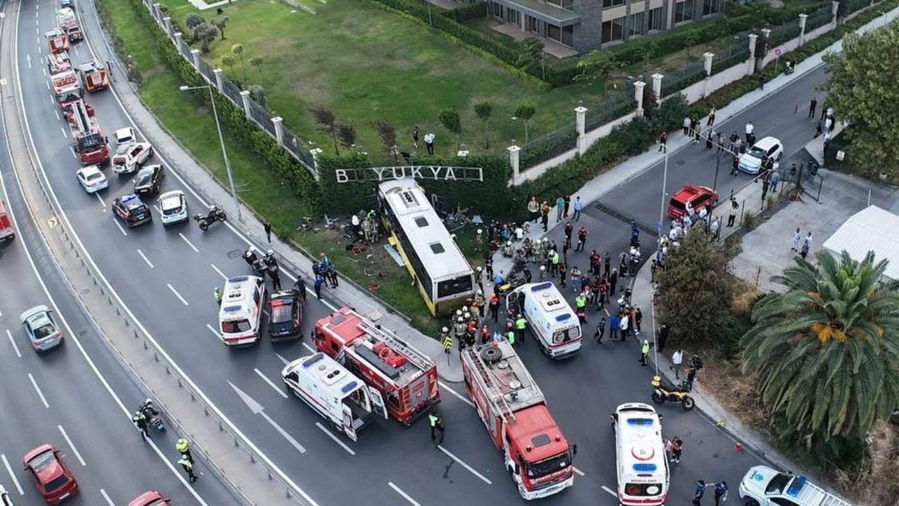Zeytinburnu Nda Iett Otobusu Duvara Carpti 1 Kisi Yasamini Yitirdi 17 Kisi Yaralandi