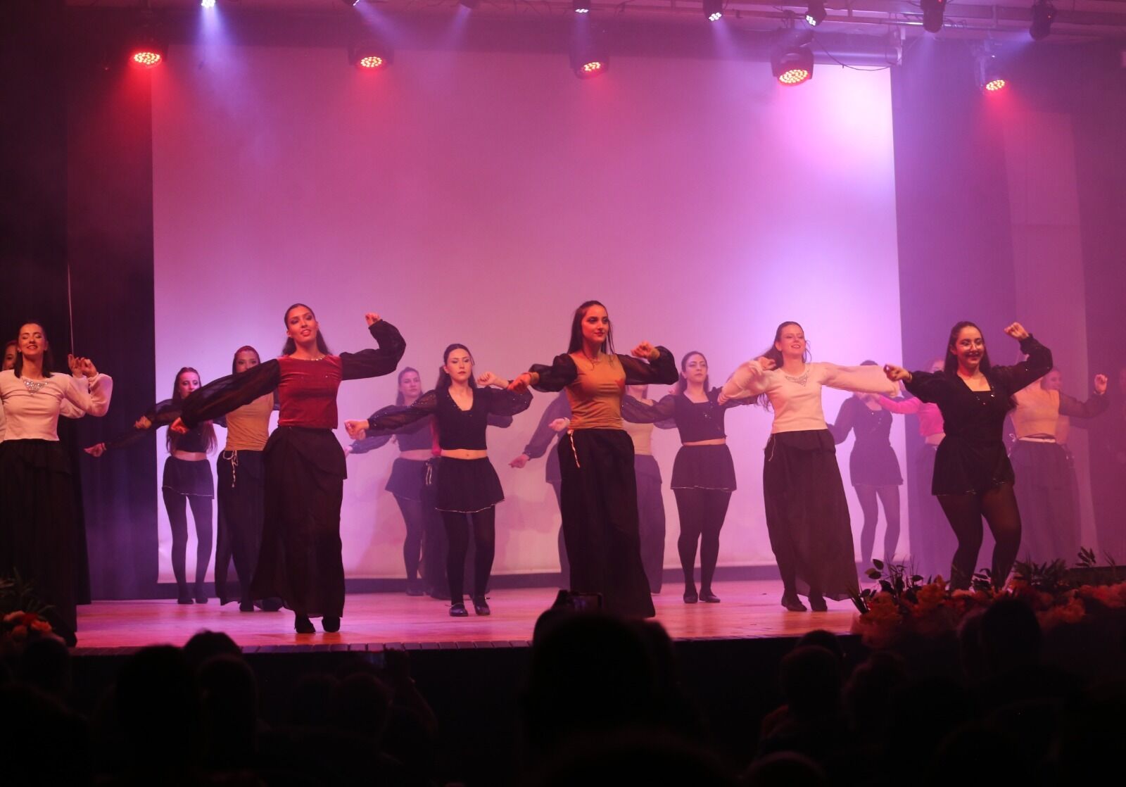 Karşıyaka’da halk danslarına rekor ilgi