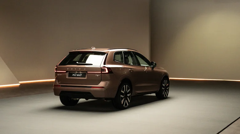 2028 Volvo Xc60 Arkadan Görünüş