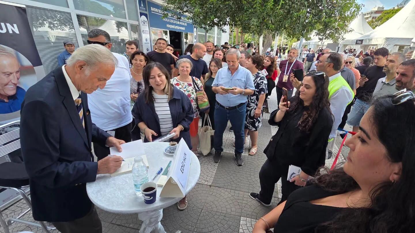 Yeşilçam'ın usta ismi Ediz Hun, İZKİTAP'ta okurlarıyla buluştu!