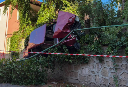 Şok! Duvarda asılı kaldı!