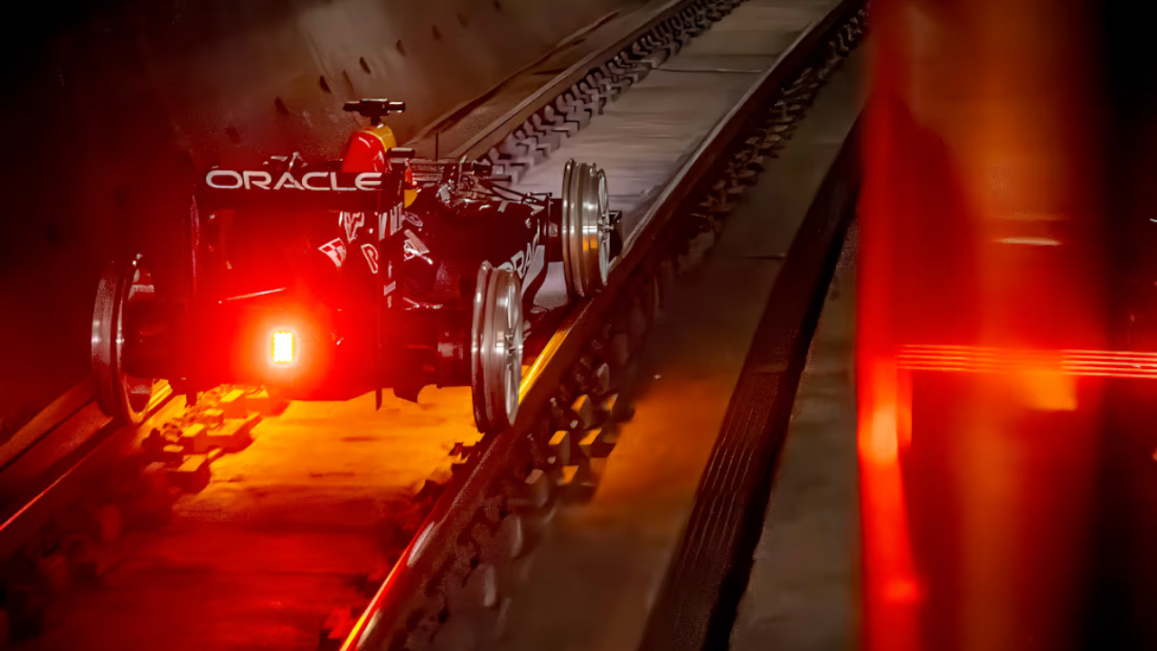 Formula 1 Aracı Raylarda (2)