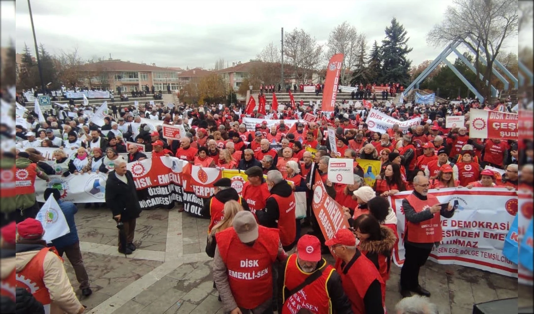Kapak Aym Onundeki Eylemde Intihar Girisimi 673999