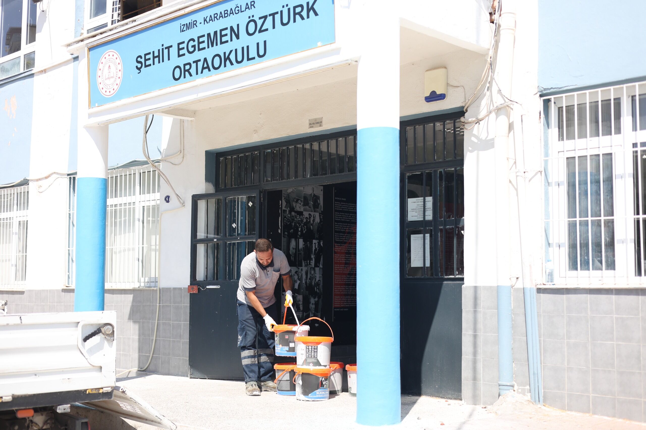 Karabağlar Belediyesi Okullara Boya Dağıtımı (5)