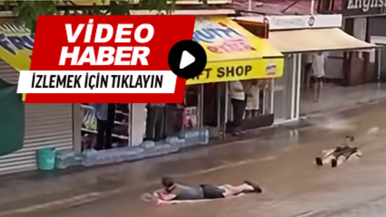 Turistler caddede rafting yaptı